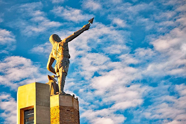 statue statue